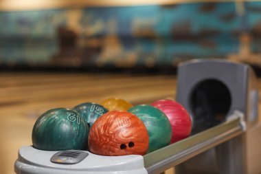 Bowling salonundaki raflardaki birkaç bowling topunun arkaplan görüntüsü, kopyalama alanı