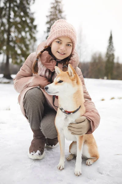 Evcil Köpekle Poz Veren Kış Ormanlarında Yürüyüş Yaparken Kameraya Bakan — Stok fotoğraf