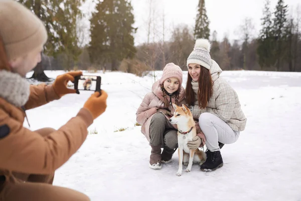 Porträt Des Vaters Beim Fotografieren Der Niedlichen Tochter Und Frau — Stockfoto