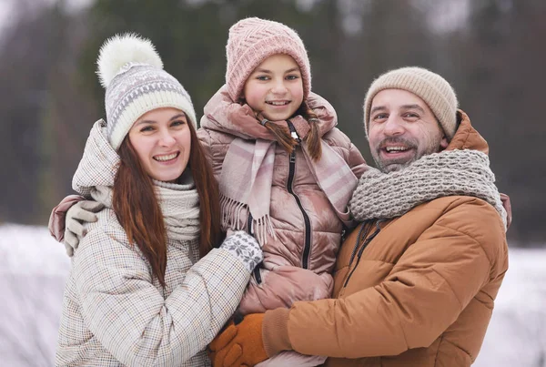 Porträt Eines Glücklichen Erwachsenen Paares Das Seine Tochter Hält Und — Stockfoto