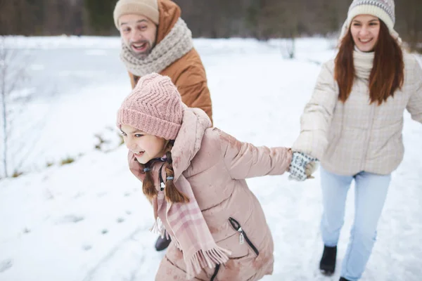 Hoge Hoek Portret Van Speels Tienermeisje Hand Hand Met Ouders — Stockfoto