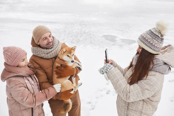 Hög Vinkel Visa Glad Familj Att Bilder Med Hund Samtidigt — Stockfoto