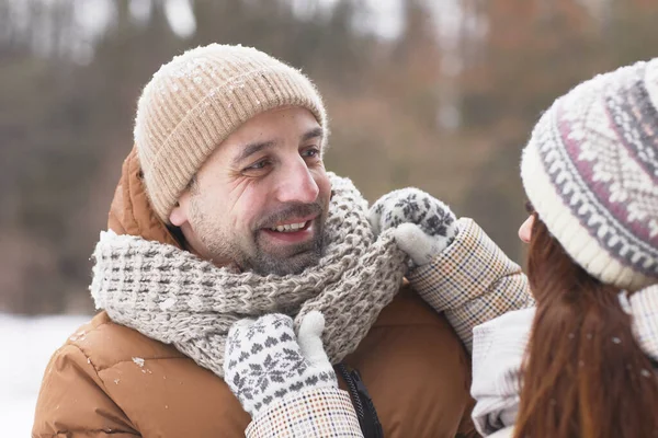 親愛なる女性調整スカーフで冬に屋外で幸せな大人のカップルのポートレートを閉じます夫 コピースペース — ストック写真