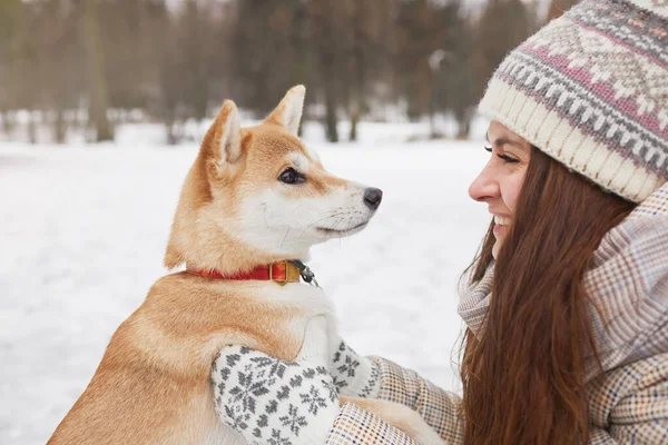 Seitenansicht Porträt Einer Lächelnden Jungen Frau Mit Niedlichem Hund Beim — Stockfoto