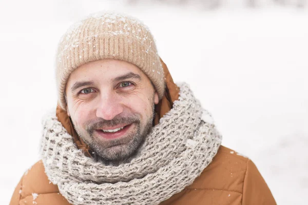 Vooraanzicht Close Portret Van Een Bebaarde Volwassen Man Winter Buiten — Stockfoto