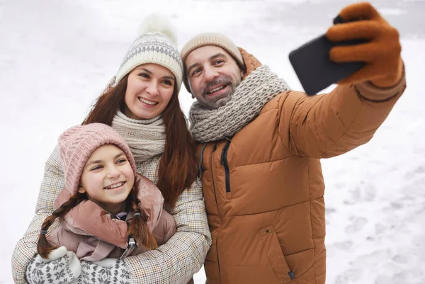 Hochwinkelporträt Einer Glücklichen Familie Die Selfie Fotos Macht Während Sie — Stockfoto