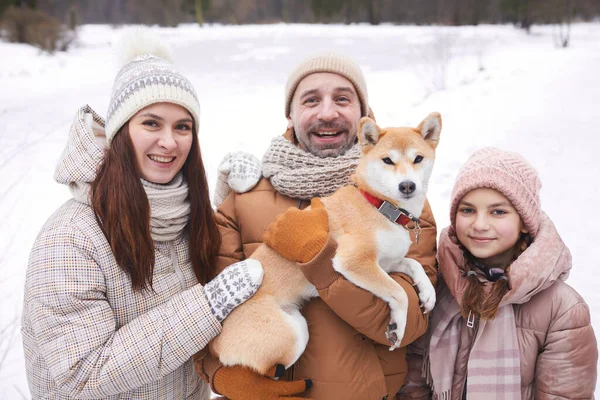 Porträt Einer Glücklichen Familie Die Hund Hält Und Die Kamera — Stockfoto