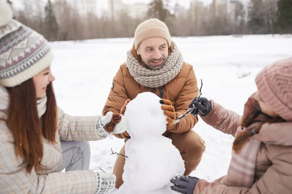 Πορτρέτο Της Ευτυχούς Οικογένειας Κτίριο Χιονάνθρωπος Μαζί Απολαμβάνοντας Τις Χειμερινές — Φωτογραφία Αρχείου