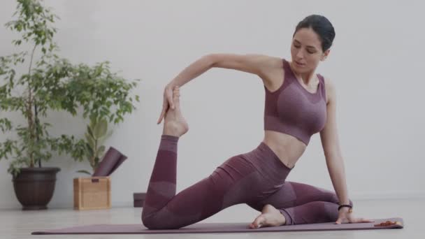 Amplio Tiro Mujer Caucásica Joven Mujer Deportiva Con Ropa Deportiva — Vídeos de Stock