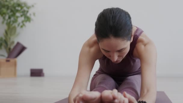 Låsning Snygg Vit Kvinna Sportkläder Sittande Yogamattan Stretchstudio Och Stretchövningar — Stockvideo