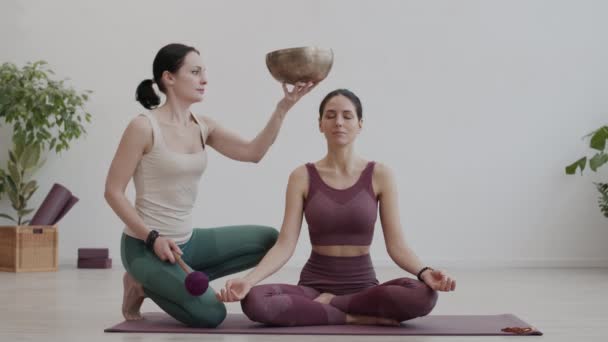 Yoga Yapan Bir Kadının Yoga Kasesine Vurup Eliyle Hareket Ettirmeye — Stok video