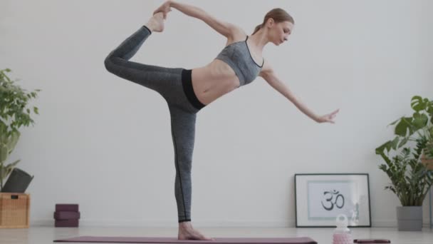 Lockdown Caucasian Attractive Female Yogi Wearing Sportswear Practicing Hatha Yoga — Stock Video