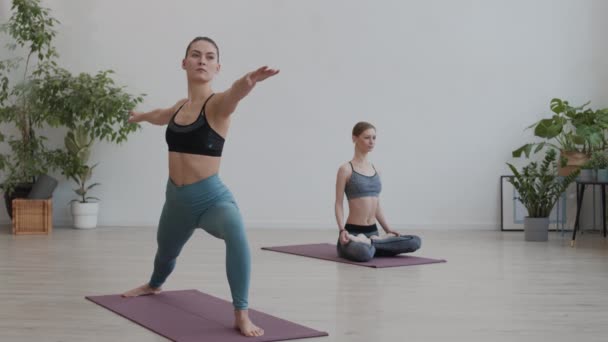 Amplio Tiro Joven Deportista Guapa Haciendo Ejercicios Estiramiento Alfombra Goma — Vídeos de Stock