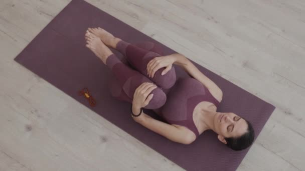 Ovanifrån Sportig Vit Kvinna Som Bär Sportkläder Liggande Yogamatta Inomhus — Stockvideo