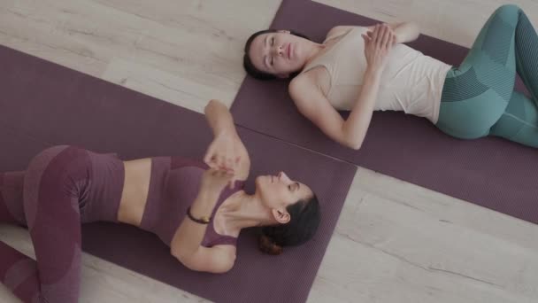 Draufsicht Auf Zwei Sportliche Kaukasische Frauen Sportkleidung Die Mit Geschlossenen — Stockvideo