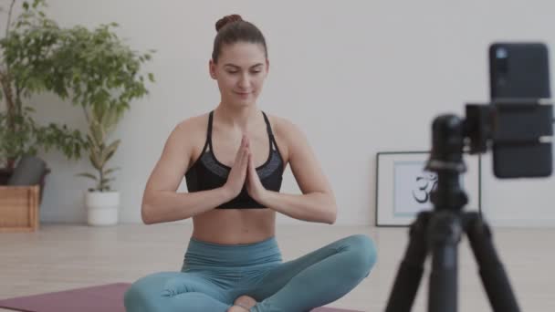 Bloqueo Una Joven Yogui Caucásica Usando Ropa Deportiva Sentada Una — Vídeos de Stock