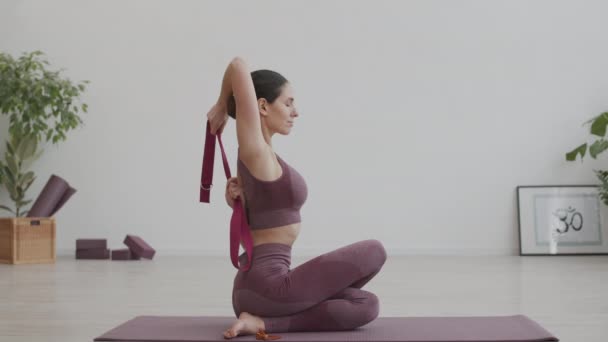 Aussperrung Weiblicher Yogis Sportbekleidung Die Drinnen Auf Einer Yogamatte Sitzen — Stockvideo