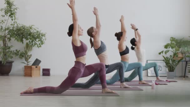 Ampia Foto Gruppo Quattro Yogi Caucasiche Che Indossano Vestiti Sportivi — Video Stock