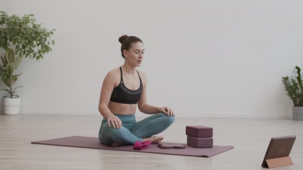 Amplio Plano Atractiva Yogi Femenina Sentada Postura Loto Sobre Esterilla — Vídeos de Stock