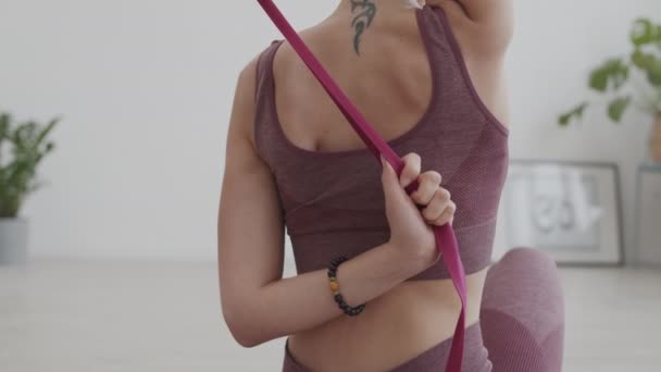 Visão Traseira Jovens Yogi Sexo Feminino Vestindo Sportswear Sentado Tapete — Vídeo de Stock