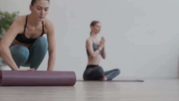 Lockdown Young Caucasian Woman Wearing Sportswear Unrolling Yoga Mat Getting — Stock Video