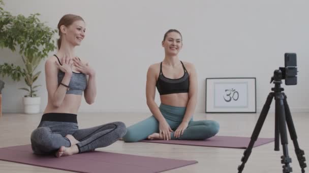 Amplio Plano Dos Mujeres Caucásicas Usando Ropa Deportiva Sentadas Colchonetas — Vídeo de stock