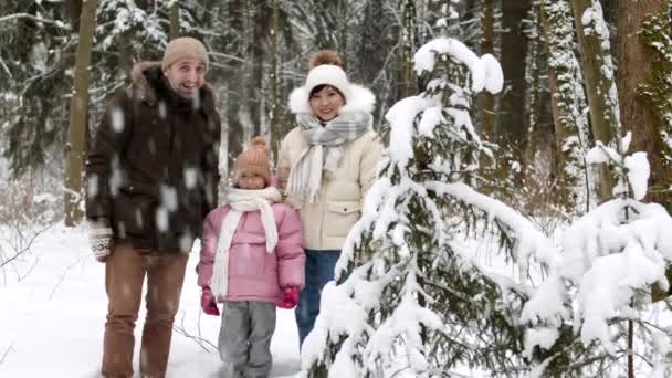 Punto Vista Medio Largo Familia Multiétnica Padre Caucásico Madre Asiática — Vídeos de Stock