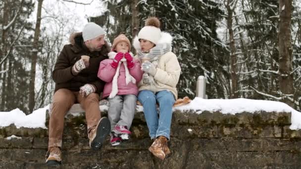 코카서스인 아버지 아시아인 어머니 아이들로 이루어 가족이 숲에서 웃으면서 컵에서 — 비디오