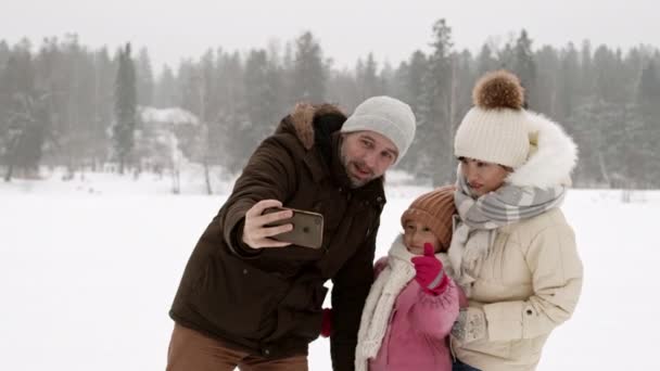 Mittlere Weite Kaukasischer Vater Macht Selfie Mit Smartphone Mit Seiner — Stockvideo