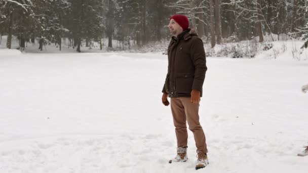 Encerrado Hombre Caucásico Pie Prado Blanco Nevado Bosque Invierno Joven — Vídeo de stock