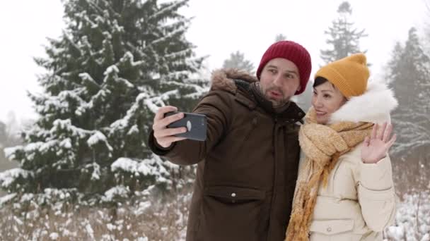 Cintura Para Arriba Pareja Feliz Multiétnica Que Hace Caras Divertidas — Vídeo de stock