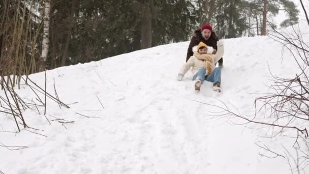 Bloccato Felice Giocoso Coppia Famiglie Diverse Ridere Scivolando Giù Collina — Video Stock