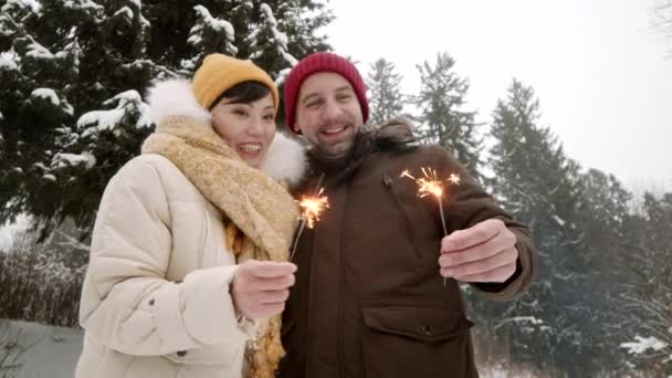Meio Baixo Ângulo Feliz Casal Diverso Vestindo Roupas Inverno Sorrindo — Vídeo de Stock