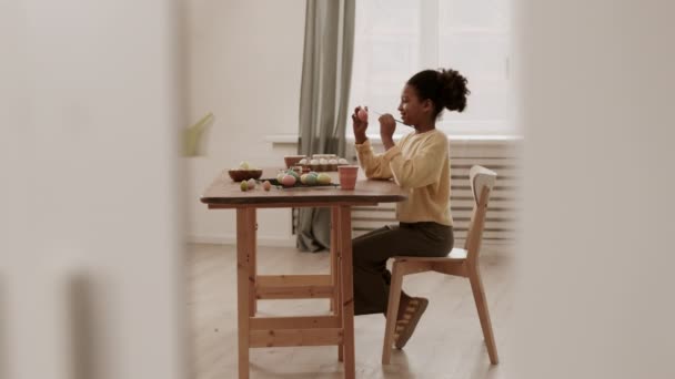 Foto Ampla Vista Lateral Menina Africana Feliz Dez Anos Sentada — Vídeo de Stock