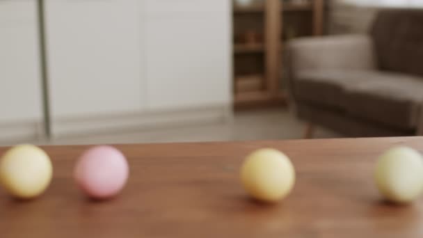 テーブルの下を覗く遊び心のあるアフリカの少女ピンクの卵を1個取って戻ってきました — ストック動画