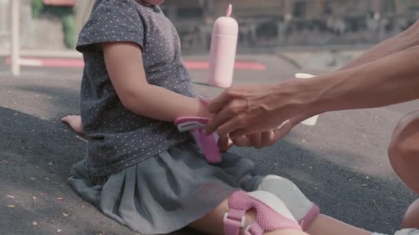 Κοντινό Πλάνο Του Μικρού Καυκάσιου Κοριτσιού Που Φοράει Φούστα Shirt — Αρχείο Βίντεο