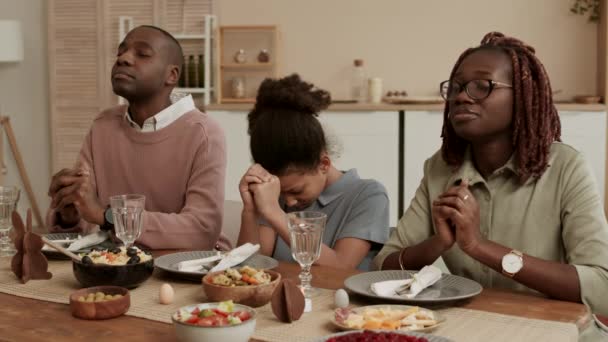 Średnie Zbliżenie Rodziny Afroamerykanów Siedzącej Przy Stole Jadalni Zamkniętymi Oczami — Wideo stockowe
