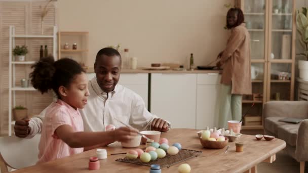 Vista Lateral Média Orgulhoso Pai Frício Assistindo Filha Alegre Pintando — Vídeo de Stock