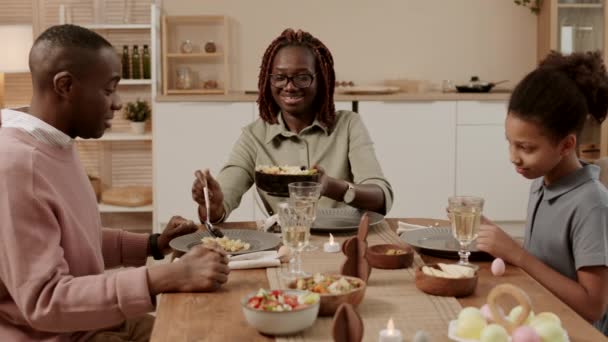 Borst Van Jonge Gelukkige Afrikaanse Vrouw Glimlachend Kom Met Salade — Stockvideo