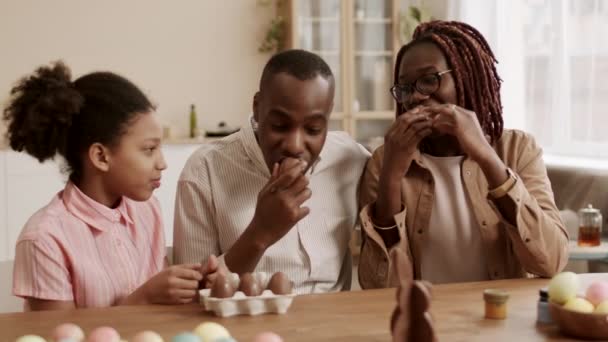 Middelmatige Close Van Jonge Afrikaanse Ouders Een Tienjarige Dochter Die — Stockvideo