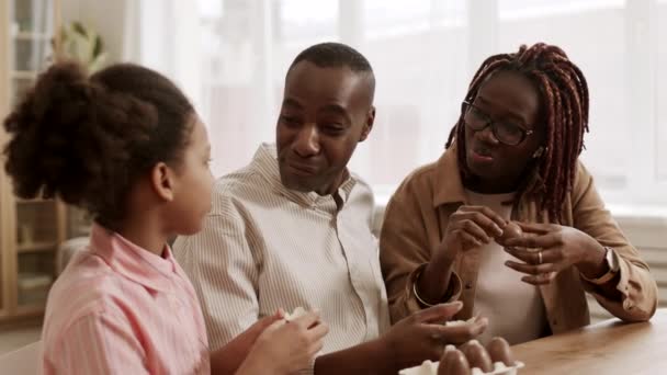 Gros Plan Jeune Famille Africaine Assise Table Dans Chambre Souriante — Video