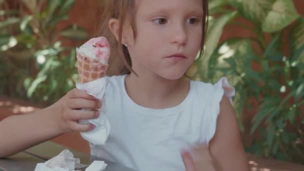 Tembakan Sedang Dari Gadis Remaja Berambut Coklat Kaukasia Duduk Meja — Stok Video