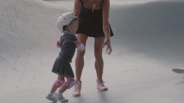 Young Caucasian Woman Wearing Streetwear Holding Hand Her Little Daughter — Stock Video