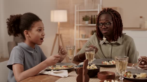 Medium Närbild Söt Afrikansk Flicka Sitter Vid Matbordet Äta Dela — Stockvideo