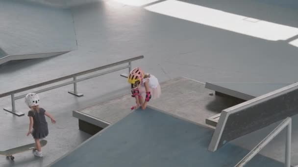 롤러스케이트 경기장에서 스케이트를 롤러스케이트를 — 비디오