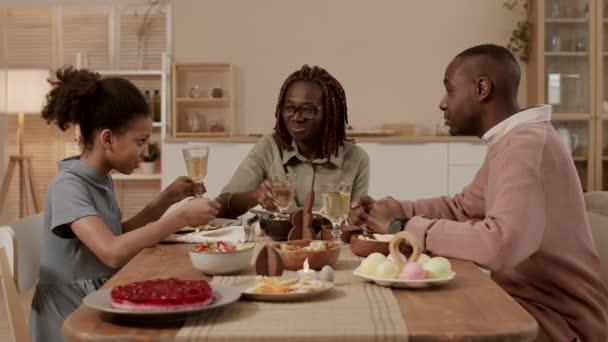 Borst Van Jonge Vrolijke Afrikaanse Vrouw Dineren Drinken Uit Glas — Stockvideo