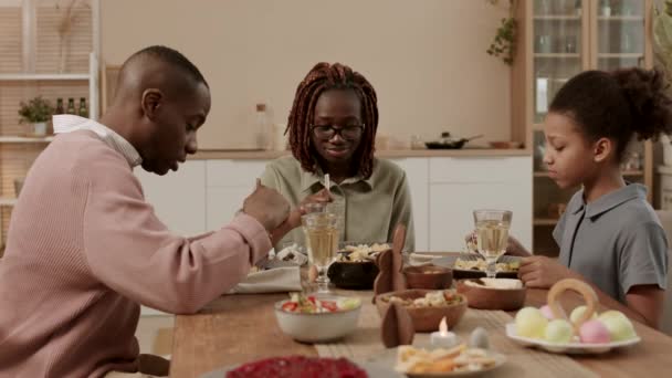 Steadicam Jonge Blije Zwarte Vrouw Haar Dochter Man Zitten Aan — Stockvideo