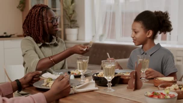 Klatka Piersiowa Młodej Wesołej Afrykanki Siedzącej Przy Stole Jedzącej Rodzinną — Wideo stockowe