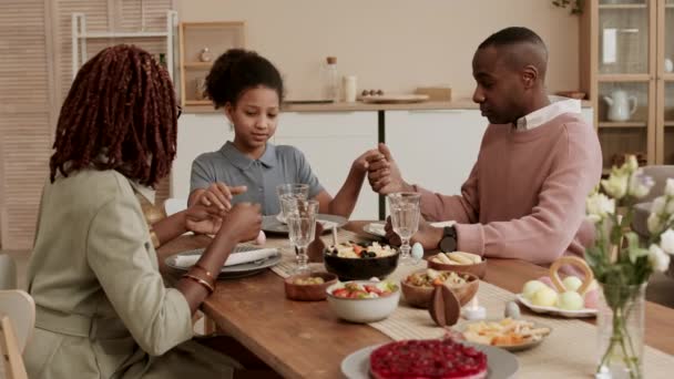 Happy Black Familie Zitten Aan Pasen Eettafel Dochter Het Nemen — Stockvideo