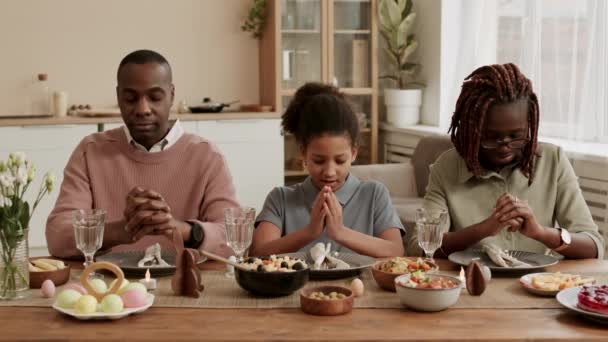 Medio Primer Plano Feliz Familia Negra Sentada Mesa Con Los — Vídeo de stock